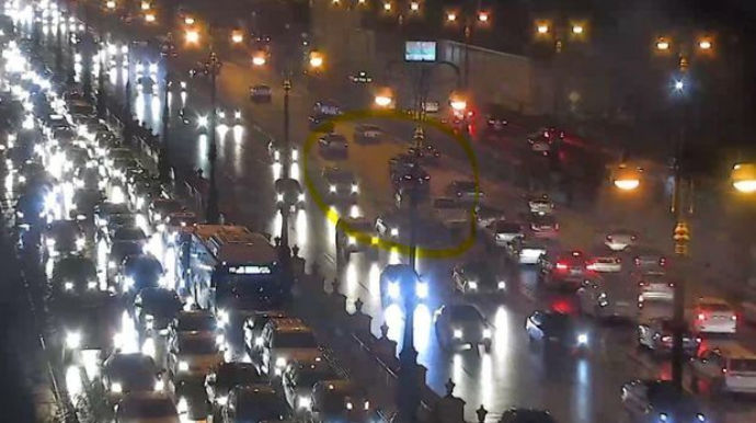 В Баку из-за аварии возник затор на дороге