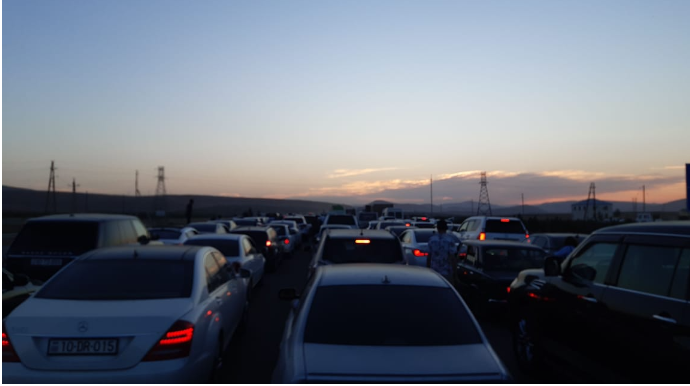 Bakıdan çıxmaq istəyənlər Ələt postunda dəhşətli tıxac yaradıb  - FOTO - VİDEO