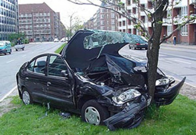 Qadın sürücü yol qəzası zamanı xəsarət alıb - Oğuzda
