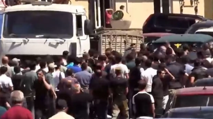 Tavuşda gərgin vəziyyət:  “Yerkrapa” üzvləri maşını etirazçıların üzərinə sürdülər - VİDEO 