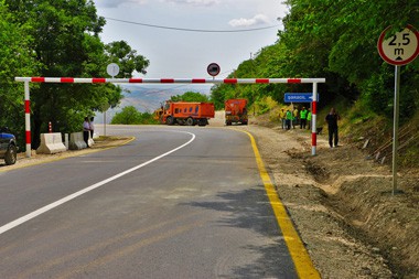 Ağsu aşırımında yolu belə bağladılar - FOTOLAR