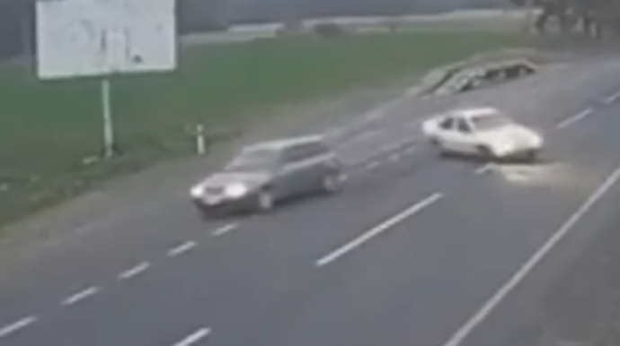 Yük maşını "Opeli" vurub "TIR"ın altına atdı  - VİDEO