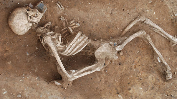 Российские туристы случайно раскопали человеческий скелет 