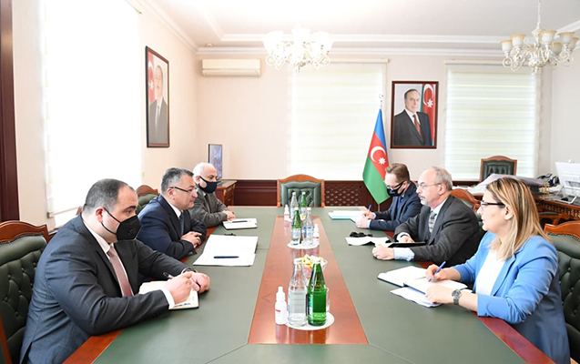 Məcburi köçkünlərin qayıdışı müzakirə edildi 