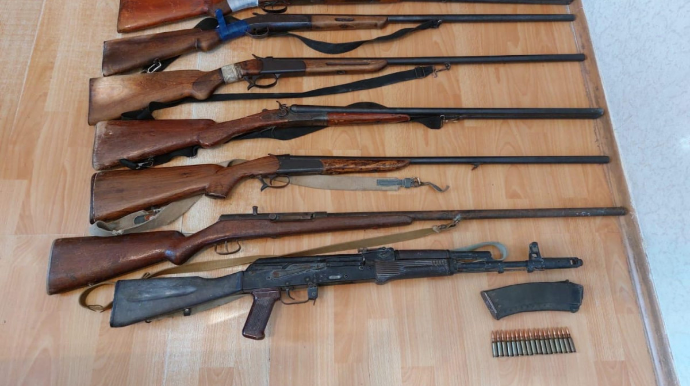 Şirvanda tullantıların içində avtomat tapılıb