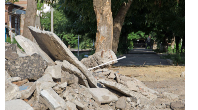 İmişli sakini uçan beton hasarın altında qalaraq ölüb