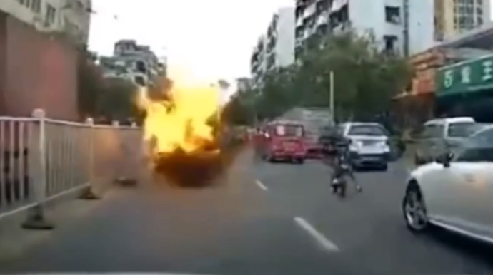 “Toyota Camry” hərəkətdə olarkən yolun ortasında partladı - VİDEO