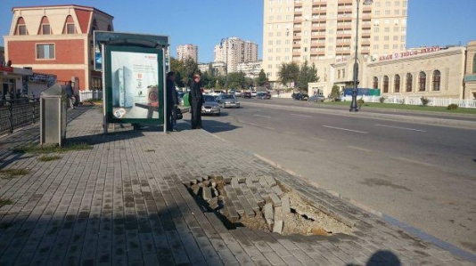Bakıda səkidə "qara dəlik" açıldı - FOTO