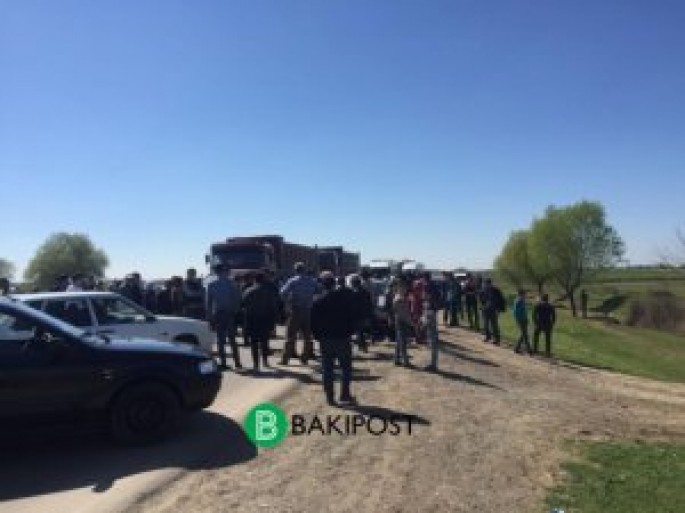 Biləsuvarda aksiya: Bakı-Astara şosesi bağlandı - FOTO