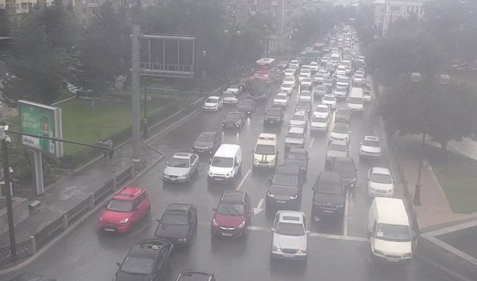 Yağışa görə iki əsas prospektdə sürət həddi azaldıldı - FOTO