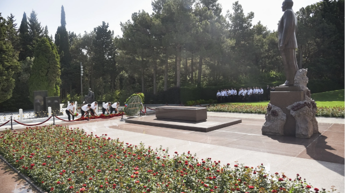 Коллектив AZAL посетил Аллею почетного захоронения - ФОТО