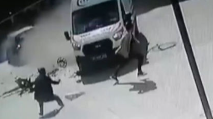 Piyadaların zamanında göstərdiyi reaksiya faciənin qarşısını aldı - VİDEO