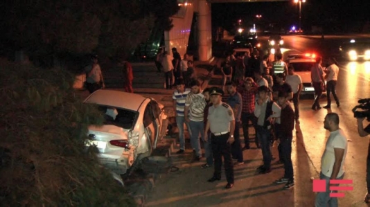 Azərbaycanda yolu keçən polisi maşın vurdu