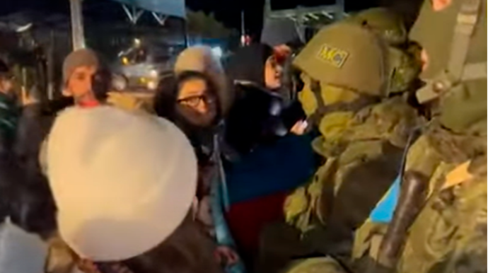 Sülhməramlıların qarşısında “Sarı Gəlin”i  oxudular  - VİDEO