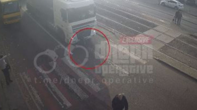 Yaşlı qadın yolu təyin edilməyən yerdən keçdi: Faciəvi şəkildə həlak oldu   - VİDEO