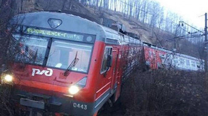 Rusiyada qatar relsdən çıxaraq aşdı – VİDEO