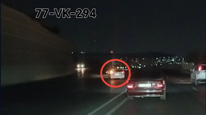 Sürücü qaranlıqda kameradan yayınıb qoşa xəttin tələbini pozdu - VİDEO