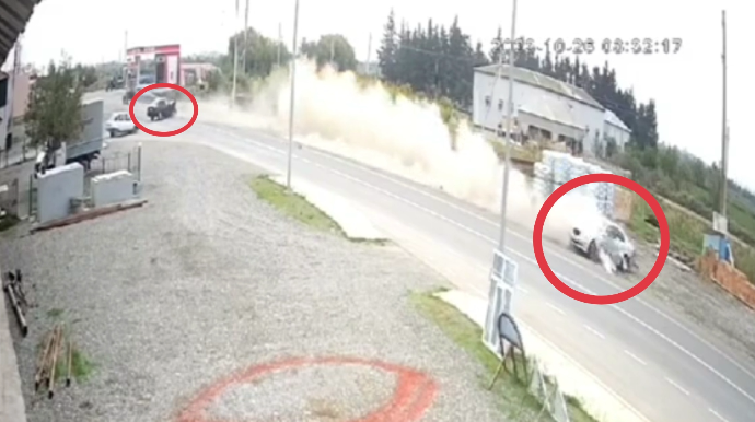 Zərdabda dəhşətli qəza: Maşın 100 metr sürüşərək yol nişanını yerindən qopardı - VİDEO  