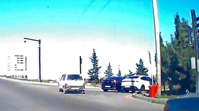 İşıqforu gözardı edən “BYD” sürücüsü qəza törətdi   - REAL VİDEO