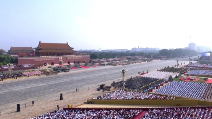 Prezident və birinci xanım Qələbənin 80-ci ildönümünə həsr olunmuş paradda - VİDEO 