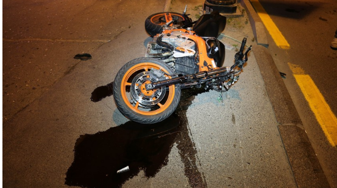 В Баку мотоциклист столкнулся с автомобилем