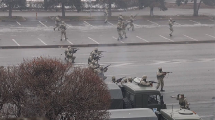 Almatıda hərbçilərin etirazçıları belə güllələdi  - VİDEO