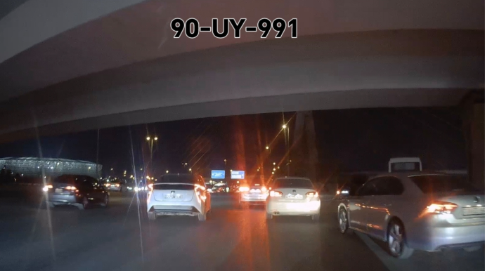 Zolağı son anda dəyişən sürücü aləmi bir-birinə qatdı - VİDEO