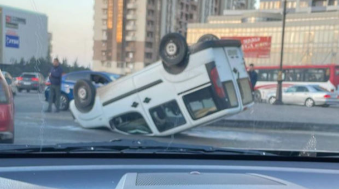 Səhər saatlarında Bakıda avtomobil aşıb - VİDEO 