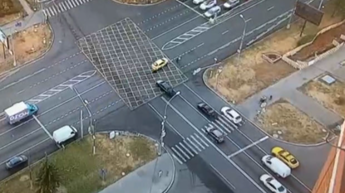 Taksi sürücüsü qaydanı kobud şəkildə pozdu: Motosikletçi yerindəcə öldü – VİDEO