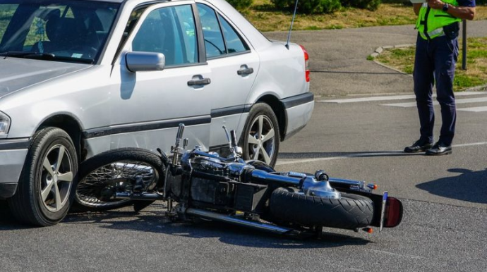 Bakıda motosikletlə avtomobil toqquşub, xəsarət alan var