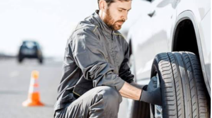 Təkəri dəyişərkən maşının altında qalıb öldü 