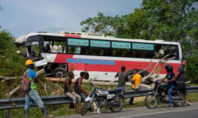 Sərnişin avtobusu xəndəyə aşdı: 1 ölü, 17 yaralı - FOTO