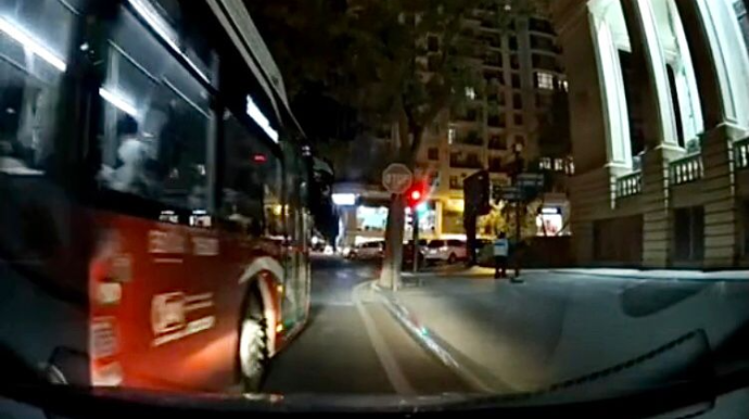 “BakuBus”  sürücüsü sağ zolaqdakı maşını sıxışdırıb qəza riski yaratdı   - VİDEO