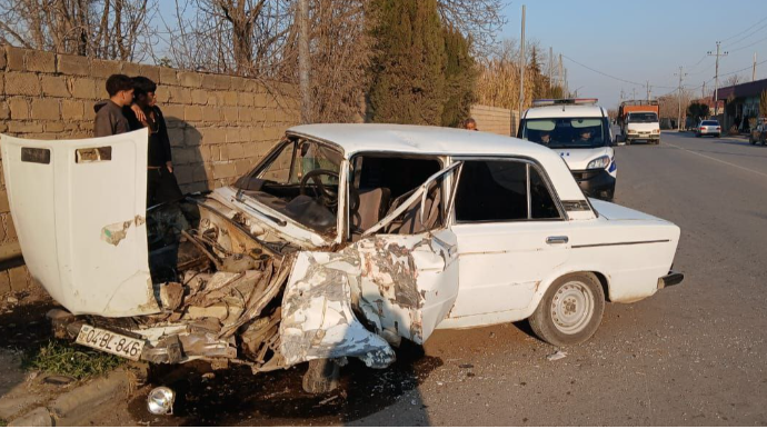 Ağcabədidə “VAZ” daş hasara çırpıldı - Xəsarət alan var - FOTO