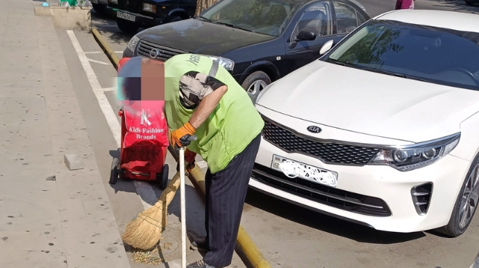 Bakıda isti havada yol təmizliyindən məsul işçilər işə cəlb olunublar - FOTO