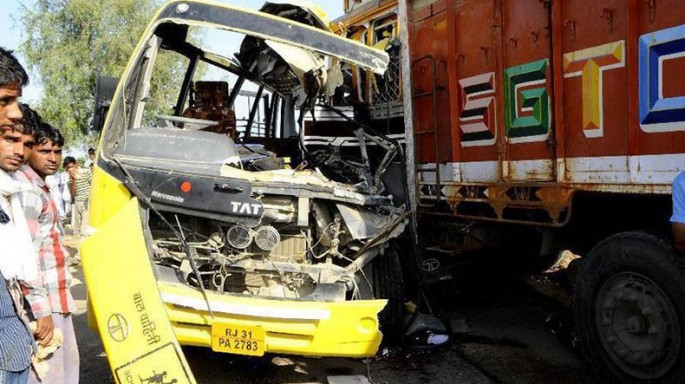 Hindistanda avtobusla yük maşını toqquşub, ölən və yaralananlar var