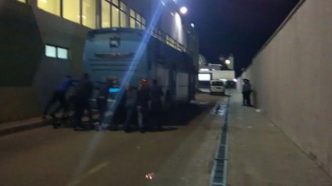 Futbolçular avtobus itələməli oldu - BAKIDA