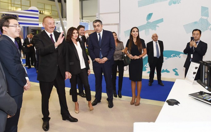 Prezident xanımı və qızları ilə “Bakutel-2018” sərgisində - FOTOLAR