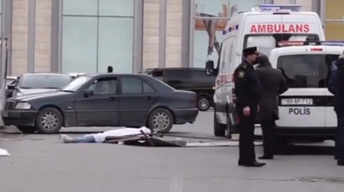 В центре Баку на женщину упал кусок железа, она скончалась на месте  - ВИДЕО