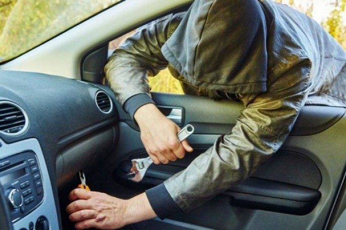 Sürücülərin diqqətinə! Avtomobillərdən oğurluq halları artır - VİDEO