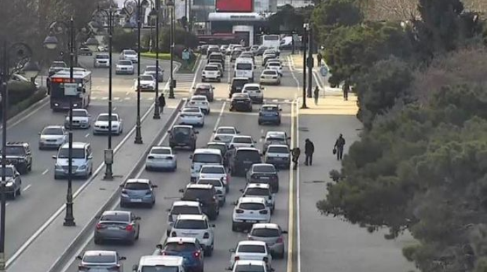 Bakının iki prospektində ağır qəza tıxac yaratdı: Yaralalılar var  -  FOTO   - VİDEO