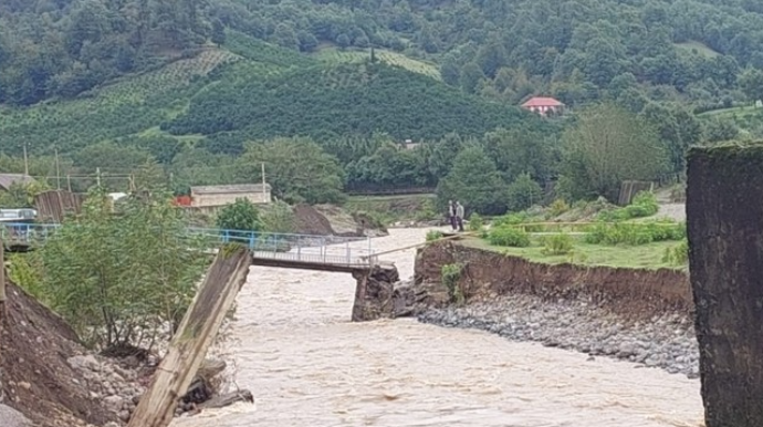 Astarada bir neçə kəndi birləşdirən yol çöküb  - FOTO