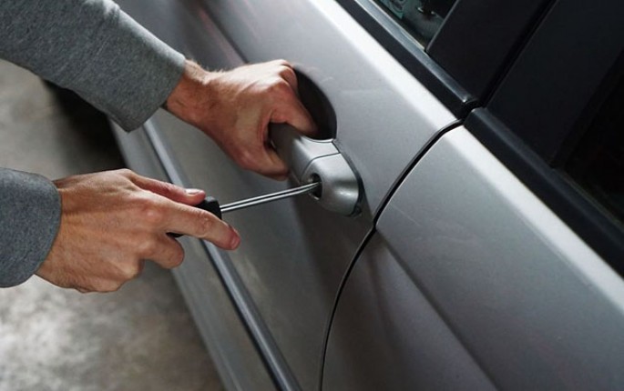 Bakıda naməlum şəxslər gecələr bahalı maşınlara ziyan vururlar