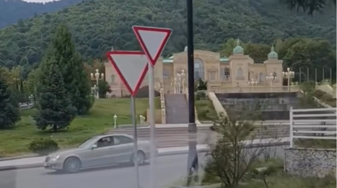 Şəhərin mərkəzi küçəsində bu yol nişanları sürücülərin diqqətini yayındırır - VİDEO