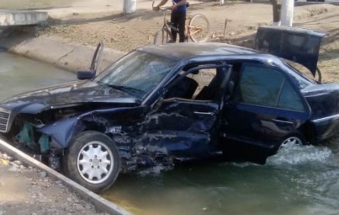 Beyləqanda yol qəzası zamanı avtomobillərdən biri su kanalına düşüb - VİDEO