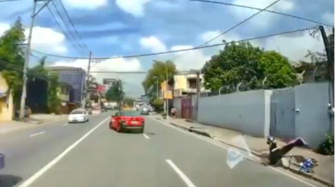 Velosipedçini qəzaya salan avtomobil “Bufer”i  - VİDEO