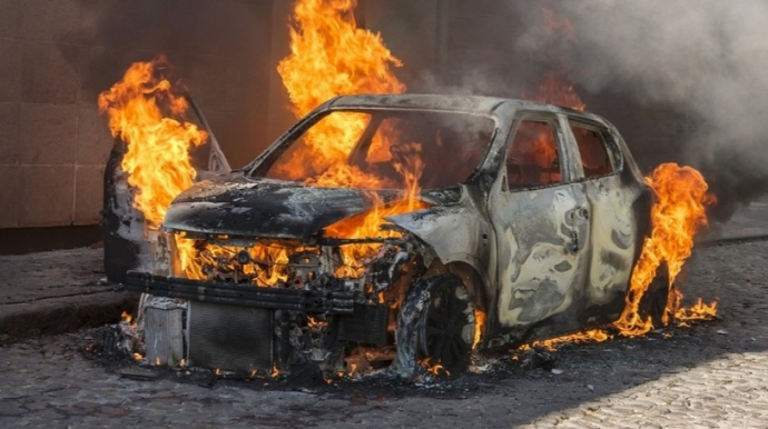 Bakıda "Opel" yandı, bir nəfər xəsarət aldı 