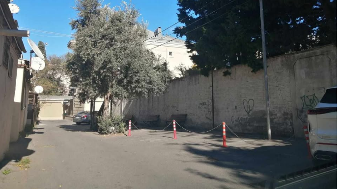 Məhəllədə sürücülər tumbalarla özlərinə parkinq düzəldib - FOTO