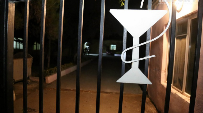 Ağsuda avtomobil dərəyə aşdı, sürücü ağır yaralandı