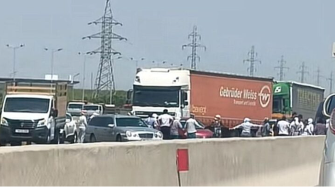 Yolu bağlayanlar “Salyan Aqro Park”ın işçiləri imiş - Maaş verilmir - FOTO 